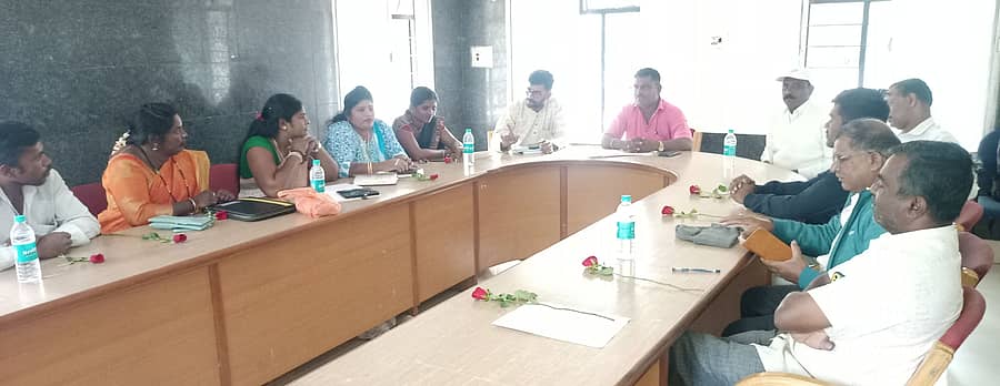 ದೇವನಹಳ್ಳಿಯ ಪ್ರವಾಸಿ ಮಂದಿರದಲ್ಲಿ ಕರ್ನಾಟಕ ಶಾಲಾಭಿವೃದ್ಧಿ ಮತ್ತು ಮೇಲುಸ್ತುವಾರಿ ಸಮಿತಿಗಳ ಸಮನ್ವಯ ವೇದಿಕೆ ವತಿಯಿಂದ ಸಾವಿತ್ರ ಬಾಯಿ ಫುಲೆ ಅವರ 139 ಜಯಂತಿಯ ಪೂರ್ವಭಾವಿ ಸಭೆಯಲ್ಲಿ ವೇದಿಕೆ ಪದಾಧಿಕಾರಿಗಳು ಭಾಗವಹಿಸಿದ್ದರು