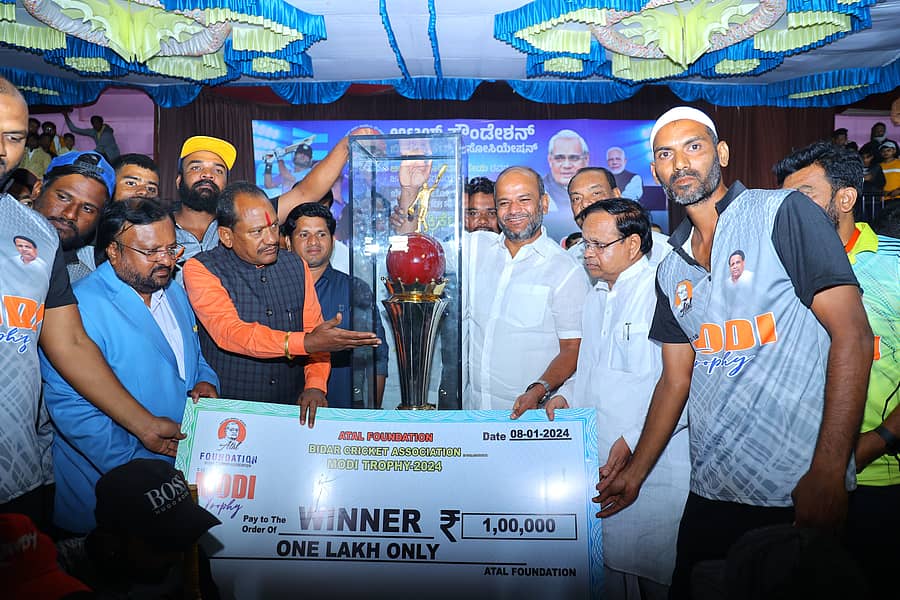 ಬಸವಕಲ್ಯಾಣ ತಂಡಕ್ಕೆ ಮೋದಿ ಟ್ರೋಫಿ ವಿತರಿಸಿದ ಶಾಸಕರಾದ ಪ್ರಭು ಚವಾಣ್, ಶರಣು ಸಲಗರ, ಅಟಲ್ ಫೌಂಡೇಶನ್ ಅಧ್ಯಕ್ಷ ಗುರುನಾಥ ಕೊಳ್ಳೂರ, ಪ್ರಧಾನ ಕಾರ್ಯದರ್ಶಿ ಬಾಬುವಾಲಿ