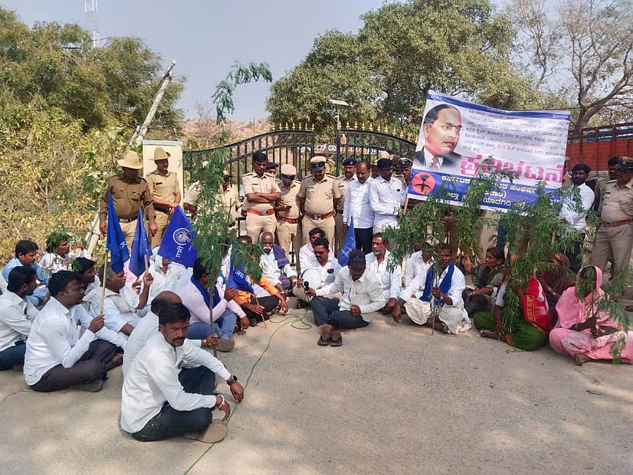 ಸುರಪುರ ಪೊಲೀಸ ಠಾಣೆಗೆ ದಲಿತ ಸಮಿತಿ ಮುಖಂಡರು ಮುಳ್ಳುಬೇಲಿ ಹಚ್ಚಿ ಪ್ರತಿಭಟನೆ ನಡೆಸಿದರು