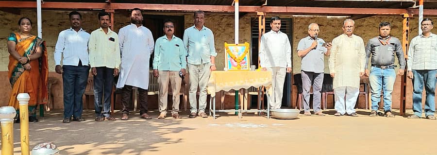 ಕಲಾದಗಿ ಗ್ರಾಮದ ಗುರುಲಿಂಗೇಶ್ವರ ಪ್ರೌಢಶಾಲೆಯಲ್ಲಿ ಶುಕ್ರವಾರ ಸ್ವಾಮಿ ವಿವೇಕಾನಂದ ಜಯಂತಿ ಆಚರಿಸಲಾಯಿತು