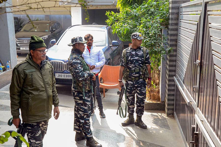 ಇ.ಡಿ ಅಧಿಕಾರಿಗಳು ಪರಿಶೀಲನೆ ಕೈಗೊಂಡಿದ್ದ ಜಾರ್ಖಂಡ್ನ ನಿವಾಸವೊಂದರ ಹೊರಗೆ ಭದ್ರತೆಗೆ ನಿಯೋಜನೆಗೊಂಡಿದ್ದ ಸಿಆರ್ಪಿಎಫ್ ಸಿಬ್ಬಂದಿ. (ಪಿಟಿಐ)