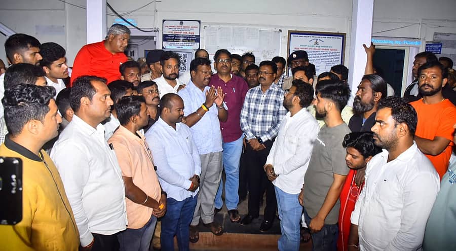 ಹುಬ್ಬಳ್ಳಿ ಶಹರ ಪೊಲೀಸ್ ಠಾಣೆ ಆವರಣದಲ್ಲಿ ಸೇರಿದ್ದ ವಿಶ್ವ ಹಿಂದೂ ಪರಿಷತ್ ಮುಖಂಡರೊಂದಿಗೆ ಡಿಸಿಪಿ ರಾಜೀವ್ ಎಂ. ಚರ್ಚಿಸಿದರು