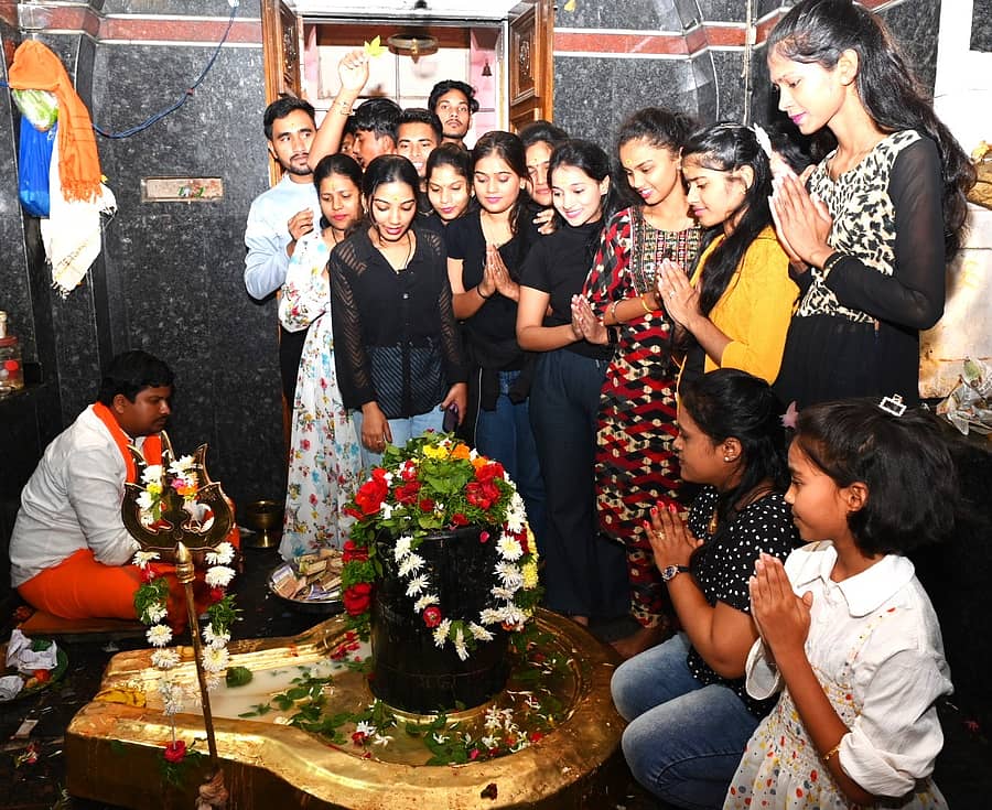 ಹೊಸ ವರ್ಷಾಚರಣೆಯ ಮೊದಲ ದಿನವಾದ ಸೋಮವಾರ ಬೀದರ್ನ ಪಾಪನಾಶ ದೇವಸ್ಥಾನದಲ್ಲಿ ಜನ ಹೆಚ್ಚಿನ ಸಂಖ್ಯೆಯಲ್ಲಿ ತೆರಳಿ ಶಿವಲಿಂಗಕ್ಕೆ ವಿಶೇಷ ಪೂಜೆ ಸಲ್ಲಿಸಿದರು