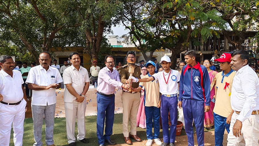 ಗೋಕಾಕದಲ್ಲಿ ಹಮ್ಮಿಕೊಂಡಿದ್ದ ಜಿಇಎಸ್ ಪೂರ್ವ ಪ್ರಾಥಮಿಕ, ಪ್ರಾಥಮಿಕ ಹಾಗೂ ಪ್ರೌಢಶಾಲೆಯ ವಾರ್ಷಿಕ ಕ್ರೀಡಾಕೂಟಕ್ಕೆ ಕೆ.ವಾಲಿಕರ ಚಾಲನೆ ನೀಡಿದರು