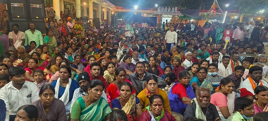 <div class="paragraphs"><p>ಚಿಕ್ಕಲ್ಲೂರು ಜಾತ್ರೆಯ ಮೊದಲ ದಿನ ನಡೆದ ಚಂದ್ರಮಂಡಲ ಉತ್ಸವ ಕಣ್ತುಂಬಿಕೊಳ್ಳಲು ಸೇರಿದ್ದ ಭಕ್ತಸ್ತೋಮ</p></div>