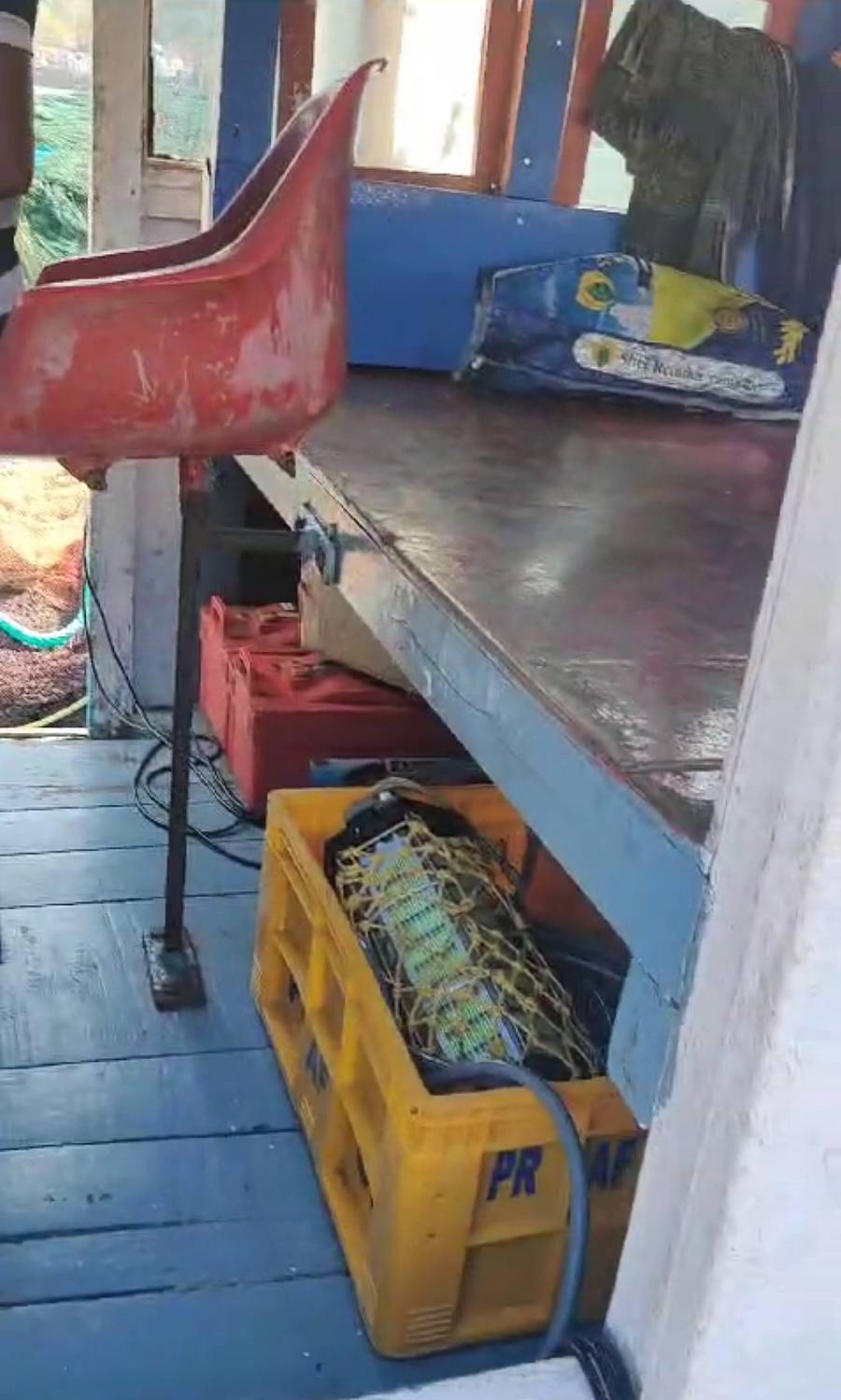 ಕಾರವಾರದ ಬೈತಕೋಲ ಬಂದರಿನಲ್ಲಿ ಲಂಗರು ಹಾಕಿದ್ದ ಪರ್ಸಿನ್ ಬೋಟ್‍ವೊಂದರಲ್ಲಿ ಬೆಳಕಿನ ಮೀನುಗಾರಿಕೆ ನಡೆಸಲು ಬಳಸಿದ್ದ ಪರಿಕರಗಳಿದ್ದವು 