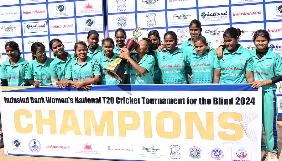 <div class="paragraphs"><p>ಹುಬ್ಬಳ್ಳಿಯ ಕರ್ನಾಟಕ ಜಿಮ್ಖಾನ ಮೈದಾನದಲ್ಲಿ ಶುಕ್ರವಾರ ನಡೆದ ಅಂಧ ಮಹಿಳೆಯರ ರಾಷ್ಟ್ರೀಯ ಟಿ–20 ಕ್ರಿಕೆಟ್ ಟೂರ್ನಿಯಲ್ಲಿ ಚಾಂಪಿಯನ್ ಆಗಿ ಹೊರಹೊಮ್ಮಿದ ಒಡಿಶಾ ತಂಡದ ಆಟಗಾರ್ತಿಯರು ಟ್ರೋಫಿ ಮುತ್ತಿಟ್ಟು ಸಂಭ್ರಮಿಸಿದರು </p></div>