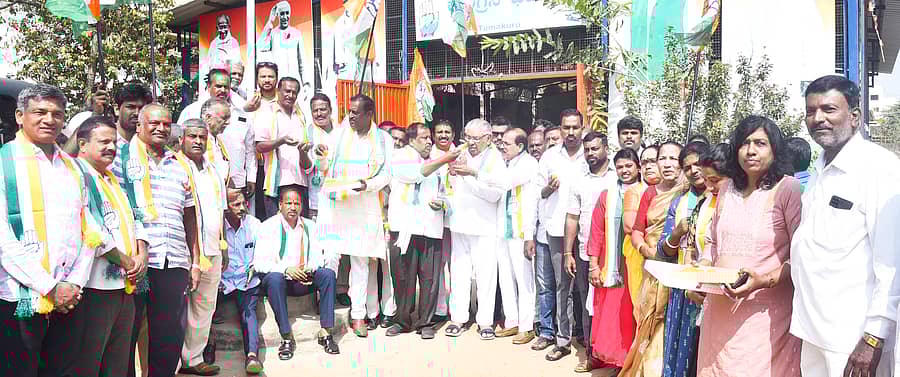 <div class="paragraphs"><p>ತುಮಕೂರಿನಲ್ಲಿ ಭಾನುವಾರ ಕಾಂಗ್ರೆಸ್ ಮುಖಂಡರು ಕಾಂಗ್ರೆಸ್ ನಾಯಕ ರಾಹುಲ್ಗಾಂಧಿ ಕೈಗೊಂಡಿರುವ ‘ಭಾರತ್ ಜೋಡೊ ನ್ಯಾಯ’ ಯಾತ್ರೆಗೆ ಶುಭ ಹಾರೈಸಿದರು. ಕಾಂಗ್ರೆಸ್ ಜಿಲ್ಲಾ ಘಟಕದ ಅಧ್ಯಕ್ಷ ಜಿ.ಚಂದ್ರಶೇಖರಗೌಡ, ಮುಖಂಡರಾದ ಎಸ್.ಶಫಿ ಅಹ್ಮದ್, ಪಂಚಾಕ್ಷರಯ್ಯ, ಅಸ್ಲಾಂ ಪಾಷ, ಶ್ರೀನಿವಾಸ್, ಇತರರು ಉಪಸ್ಥಿತರಿದ್ದರು</p></div>