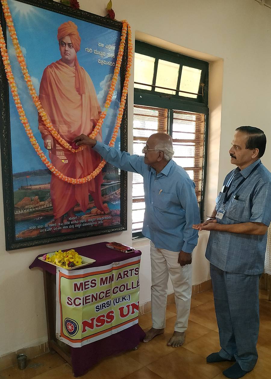 ಶಿರಸಿಯಲ್ಲಿ ಆಯೋಜಿಸಿದ್ದ ಯುವ ದಿನಾಚರಣೆ ಸಂದರ್ಭದಲ್ಲಿ ಸ್ವಾಮಿ ವಿವೇಕಾನಂದರ ಭಾವಚಿತ್ರಕ್ಕೆ ಪುಷ್ಪ ನಮನ ಸಲ್ಲಿಸಲಾಯಿತು