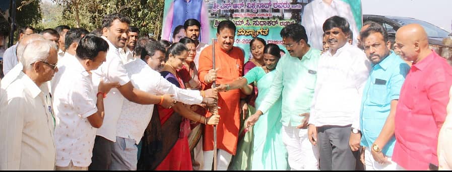 <div class="paragraphs"><p>ರಾಜಾನುಕುಂಟೆಯಲ್ಲಿ ಸರ್ಕಾರಿ ಪಾಲಿಟೆಕ್ನಿಕ್ ಕಾಲೇಜು ಕಟ್ಟಡ ನಿರ್ಮಾಣ ಕಾಮಗಾರಿಗೆ ಶಾಸಕ ಎಸ್.ಆರ್.ವಿಶ್ವನಾಥ್ ಭೂಮಿಪೂಜೆ ನೆರವೇರಿಸಿದರು. </p></div>