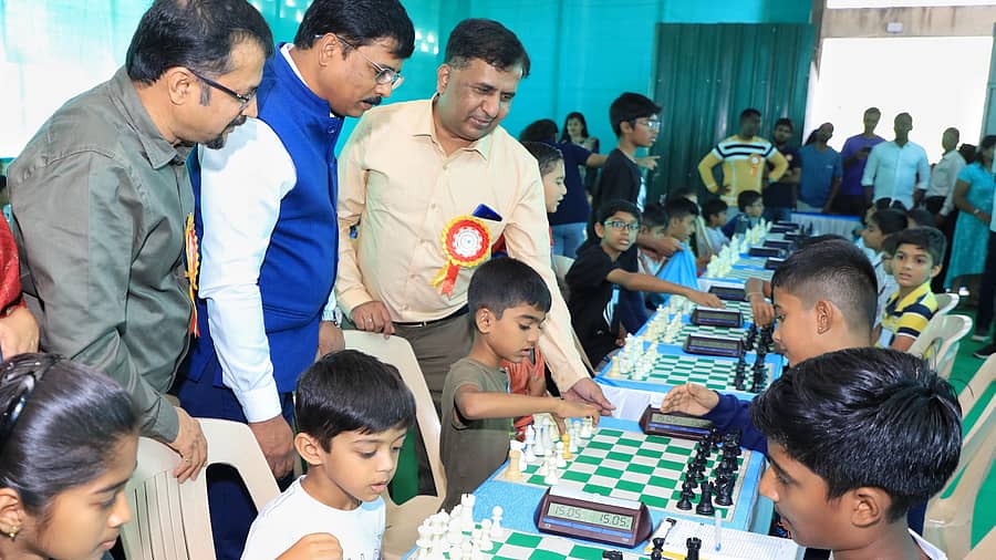 ಚಿಣ್ಣರ ಚೆಸ್ ಪಂದ್ಯಾವಳಿಯನ್ನು ವೀಕ್ಷಿಸಿದ ಉಪೇಂದ್ರ ಶೆಟ್ಟಿ ಮತ್ತು ಸುದರ್ಶನ ಚನ್ನಂಗಿಹಳ್ಳಿ.