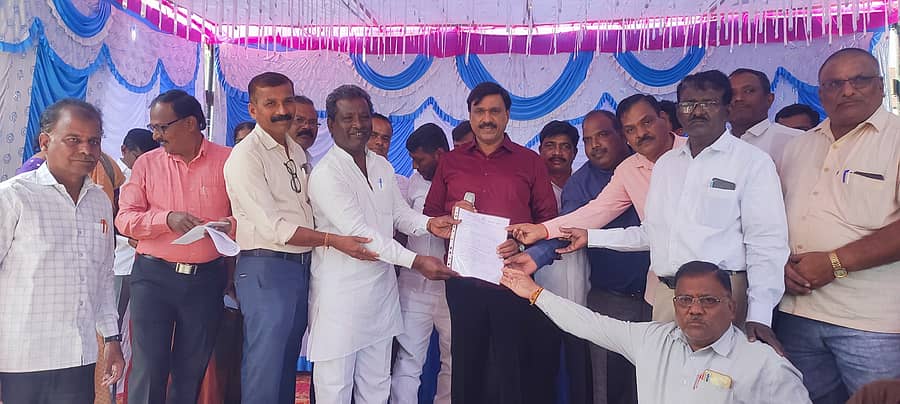 ಗಂಗಾವತಿ ಜುಲೈನಗರದ ಸಮೀಪ ಶುಕ್ರವಾರ ಎನ್ಪಿಎಸ್ ಯೋಜನೆ ರದ್ದಿಗೆ ಒತ್ತಾಯಿಸಿ ರಾಜ್ಯ ಸರ್ಕಾರಿ ನೌಕರರ ಸಂಘದ ಪದಾಧಿಕಾರಿಗಳು ಶಾಸಕ ಜಿ.ಜನಾರ್ದನ ರೆಡ್ಡಿ ಅವರಿಗೆ ಮನವಿ ಸಲ್ಲಿಸಿದರು