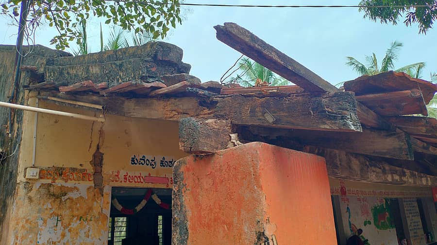 ಕನಕಪುರ ತಾಲ್ಲೂಕಿನ ಕೋನಮಾನಹಳ್ಳಿ ಸರ್ಕಾರಿ ಶಾಲೆಯ ಚಾವಣಿ ಸ್ಥಿತಿ