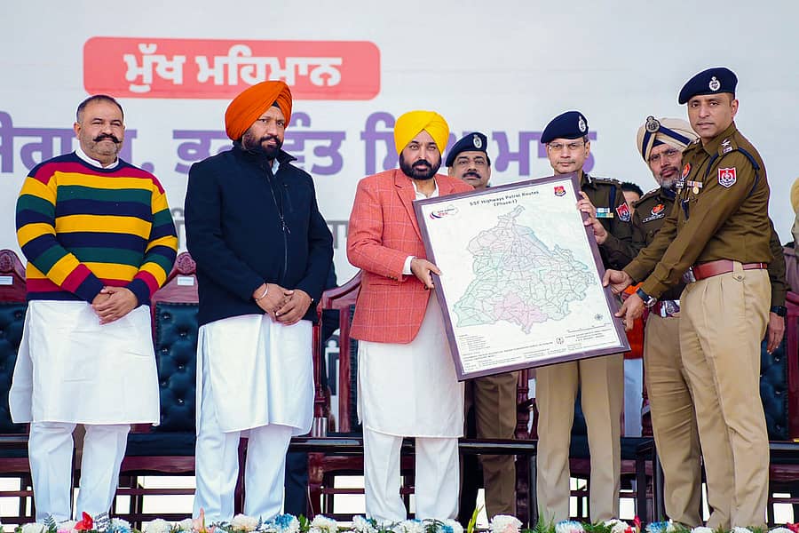 ಪಂಜಾಬ್‌ ‌ಮುಖ್ಯಮಂತ್ರಿ ಭಗವಂತ ಮಾನ್‌ ಅವರು ‘ರಸ್ತೆ ಸುರಕ್ಷಾ ದಳ’ಕ್ಕೆ ಶುಕ್ರವಾರ ಚಾಲನೆ ನೀಡಿದರು –ಪಿಟಿಐ ಚಿತ್ರ