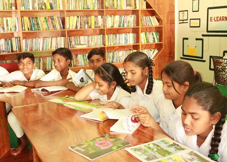 ಬೀದರ್ ತಾಲ್ಲೂಕಿನ ಚಟ್ನಳ್ಳಿ ಗ್ರಾಮದ ಡಿಜಿಟಲ್ ಲೈಬ್ರರಿಯಲ್ಲಿ ವಿದ್ಯಾರ್ಥಿಗಳು ಓದಿನಲ್ಲಿ ನಿರತರಾಗಿರುವುದು
