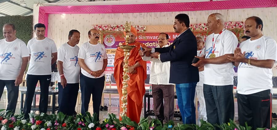 ನಿಪ್ಪಾಣಿಯ ವಿಎಸ್ಎಂಎಸ್ಆರ್ಕೆಐಟಿಯಲ್ಲಿ ಜರುಗಿದ ಬಹುಮಾನ ವಿತರಣಾ ಕಾರ್ಯಕ್ರಮವನ್ನು ಮಹಂತಪ್ರಭು ಸ್ವಾಮೀಜಿ, ಚೇರಮನ್ ಚಂದ್ರಕಾಂತ ಕೋಠಿವಾಲೆ, ಸುನೀಲ ಆಪಟೆಕರ ಉದ್ಘಾಟಿಸಿದರು. ರಾವಸಾಹೇಬ ಪಾಟೀಲ, ಪಪ್ಪು ಪಾಟೀಲ, ಸಚಿನ ಹಾಲಪ್ಪನವರ, ಮತ್ತಿತರರು ಇದ್ದಾರೆ.