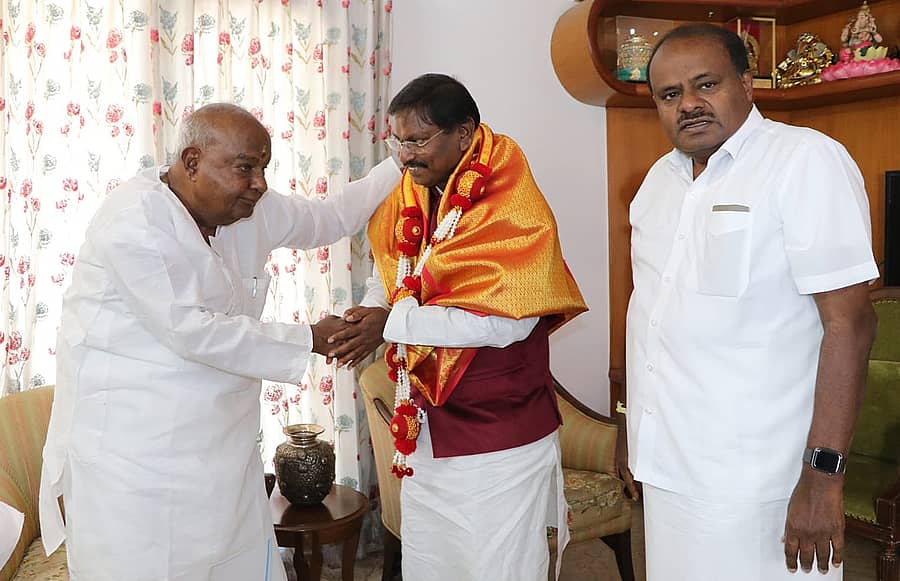 ಬೆಂಗಳೂರಿನಲ್ಲಿರುವ ತಮ್ಮ ಮನೆಗೆ ಭಾನುವಾರ ಭೇಟಿನೀಡಿದ್ದ ಕೇಂದ್ರ ಬುಡಕಟ್ಟು ವ್ಯವಹಾರಗಳ ಸಚಿವ ಅರ್ಜುನ್ ಮುಂಡಾ ಅವರನ್ನು ಜೆಡಿಎಸ್ ರಾಷ್ಟ್ರಿಯ ಅಧ್ಯಕ್ಷ ಎಚ್.ಡಿ. ದೇವೇಗೌಡ ಅವರು ಶಾಲು ಹೊದಿಸಿ, ಹಾರ ಹಾಕಿ ಗೌರವಿಸಿದರು. ಜೆಡಿಎಸ್ ಶಾಸಕಾಂಗ ಪಕ್ಷದ ನಾಯಕ ಎಚ್.ಡಿ. ಕುಮಾರಸ್ವಾಮಿ ಉಪಸ್ಥಿತರಿದ್ದರು