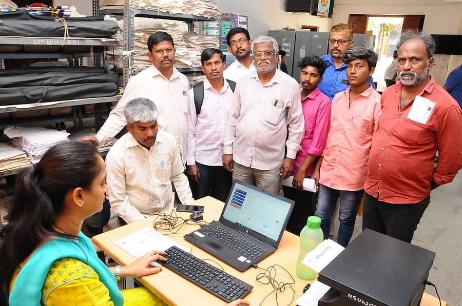 <div class="paragraphs"><p>ತುಮಕೂರಿನಲ್ಲಿ ‘ಪ್ರಜಾವಾಣಿ’ ದಿನ ಪತ್ರಿಕೆ ಹಾಗೂ ಕಾರ್ಮಿಕ ಇಲಾಖೆ ಸಹಯೋಗದಲ್ಲಿ ಪತ್ರಿಕಾ ವಿತರಕರಿಗಾಗಿ ಇ-ಶ್ರಮ್ ಯೋಜನೆಯ ನೋಂದಣಿ ಶಿಬಿರ ಏರ್ಪಡಿಸಲಾಗಿತ್ತು</p></div>