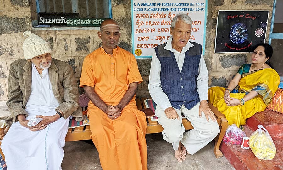 ಬಿಳಿಗಿರಿರಂಗನ ಬೆಟ್ಟದ ವಿಶ್ವಶಾಂತಿ ನಿಕೇತನದಲ್ಲಿ ಬುಧವಾರ ಸ್ವಾಮಿ ನಿರ್ಮಾಲಾನಂದ ಅವರ 100ನೇ ಜನ್ಮದಿನಾಚರಣೆ ಹಾಗೂ ಆರಾಧನಾ ಮಹೋತ್ಸವದ ಅಂಗವಾಗಿ ನಡೆದ ಸರಳ ಕಾರ್ಯಕ್ರಮದಲ್ಲಿ ದೀನಬಂಧು ಸಂಸ್ಥೆಯ ಗೌರವ ಕಾರ್ಯದರ್ಶಿಪ್ರೊ. ಜಿ.ಎಸ್.ಜಯದೇವ ಮಾತನಾಡಿದರು. ಗಾಂಧಿವಾದಿ ಹುಚ್ಚೇಗೌಡ, ಆಶ್ರಮದ ಶಾಂತ ಮಲ್ಲಿಕಾರ್ಜುನ ಸ್ವಾಮೀಜಿ ಇತರರು ಪಾಲ್ಗೊಂಡಿದ್ದರು