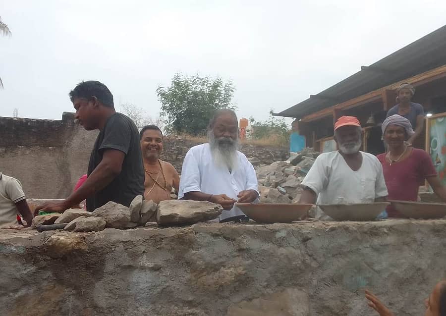 ಮೂಡಲಗಿ ತಾಲ್ಲೂಕಿನ ಯಾದವಾಡದ ಪುರಾತನ ವಿಠ್ಠಲ ಮಂದಿರದ ಜೀರ್ಣೊದ್ಧಾರಕ್ಕೆ ದತ್ತ ಅವಧೂತರು ಗೋಡೆ ನಿರ್ಮಿಸುವ ಮೂಲಕ ಚಾಲನೆ ನೀಡಿದರು