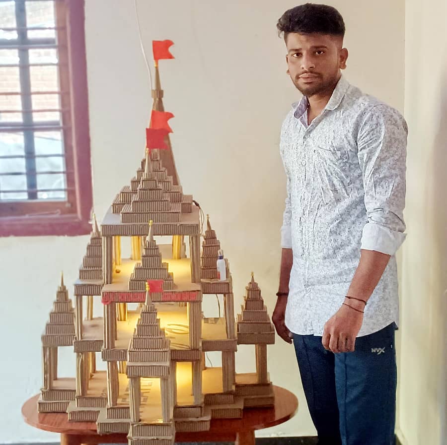 ಸವಣೂರು ತಾಲ್ಲೂಕಿನ ನಂದಿಹಳ್ಳಿ ಗ್ರಾಮದ ಯುವ ಪ್ರತಿಭೆ ಪ್ರವೀಣ ಹೊಳಲಪ್ಪ ಗುಡಗೇರಿ ರಟ್ಟಿನಲ್ಲಿ ನಿಮರ್ಾಣ ಮಾಡಿದ ಶ್ರೀರಾಮ ಮಂದಿರದ ಕಲಾಕೃತಿ.