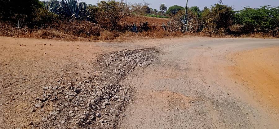 ಕುಷ್ಟಗಿ ತಾಲ್ಲೂಕು ಯಲಬುರ್ತಿ ಬಳಿ ದುರಸ್ತಿಗೊಳಿಸಲಾದ ರಸ್ತೆ ಡಾಂಬರ್ ಕಿತ್ತು ಹಾಳಾಗಿರುವುದು