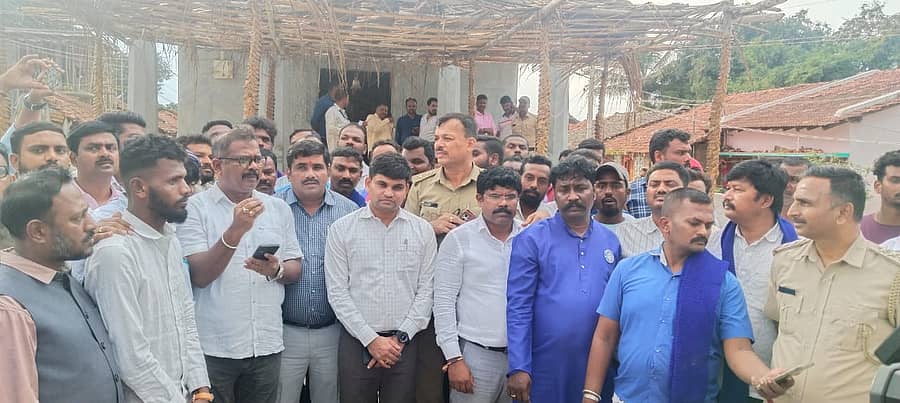 ಚಿಕ್ಕಮಗಳೂರು ಜಿಲ್ಲೆಯ ತರೀಕೆರೆ ತಾಲ್ಲೂಕಿನ ಗೇರುಮರಡಿ ಗೊಲ್ಲರಹಟ್ಟಿಯಲ್ಲಿನ ರಂಗನಾಥಸ್ವಾಮಿ ದೇಗುಲ ಪ್ರವೇಶ ಬಳಿಕ ಹೊರ ಬಂದು ದಲಿತ ಮುಖಂಡರು ಮಾತನಾಡಿದರು. ಉಪವಿಭಾಗಾಧಿಕಾರಿ ಕೆ.ಜಿ.ಕಾಂತರಾಜ್, ಹೆಚ್ಚುವರಿ ಜಿಲ್ಲಾ ಪೊಲೀಸ್ ವರಿಷ್ಠಾಧಿಕಾರಿ ಜಿ.ಕೃಷ್ಣಮೂರ್ತಿ ಇದ್ದರು