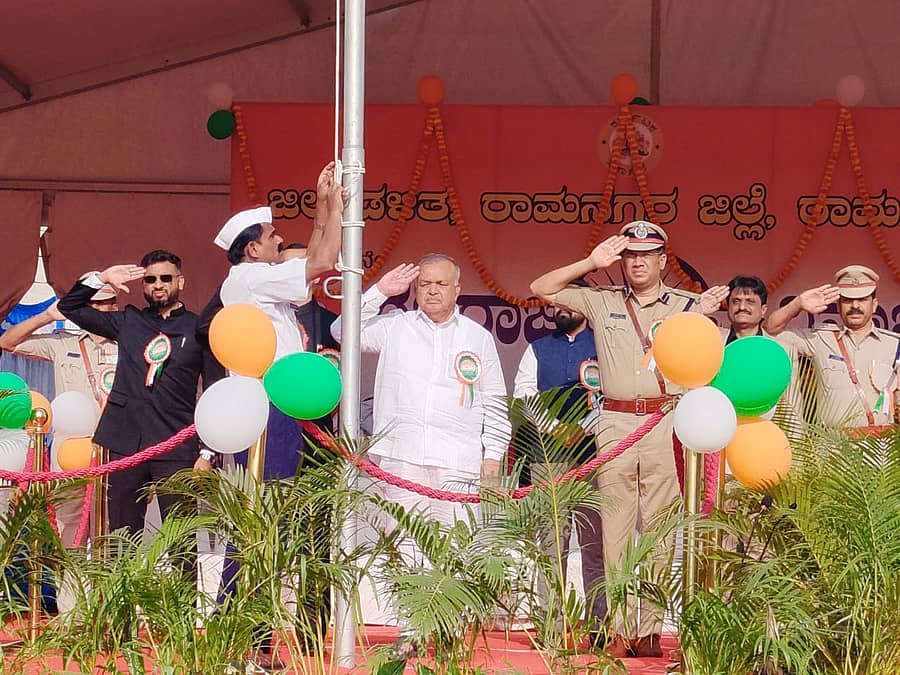 <div class="paragraphs"><p>ರಾಮನಗರ ಜಿಲ್ಲಾ ಕ್ರೀಡಾಂಗಣದಲ್ಲಿ ಶುಕ್ರವಾರ ನಡೆದ ಗಣ ರಾಜ್ಯೋತ್ಸವ ಸಮಾರಂಭದಲ್ಲಿ ಧ್ವಜಾರೋಹಣ ನೆರವೇರಿಸಿದ ಜಿಲ್ಲಾ ಉಸ್ತುವಾರಿ ಸಚಿವ ರಾಮಲಿಂಗಾ ರೆಡ್ಡಿ ಅವರು ಧ್ವಜಕ್ಕೆ ಗೌರವ ಸಲ್ಲಿಸಿದರು. </p></div>