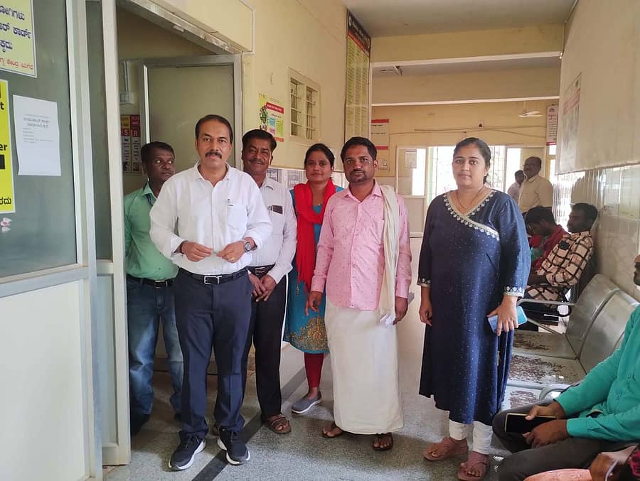 ಸಿರಿಗೆರೆ ಆಸ್ಪತ್ರೆಯ ಕುಂದುಕೊರತೆಗಳನ್ನು ತಾಲ್ಲೂಕು ಆರೋಗ್ಯ ಅಧಿಕಾರಿ ಬಿ.ವಿ. ಗಿರೀಶ್‌ ಪರಿಶೀಲಿಸಿದರು
