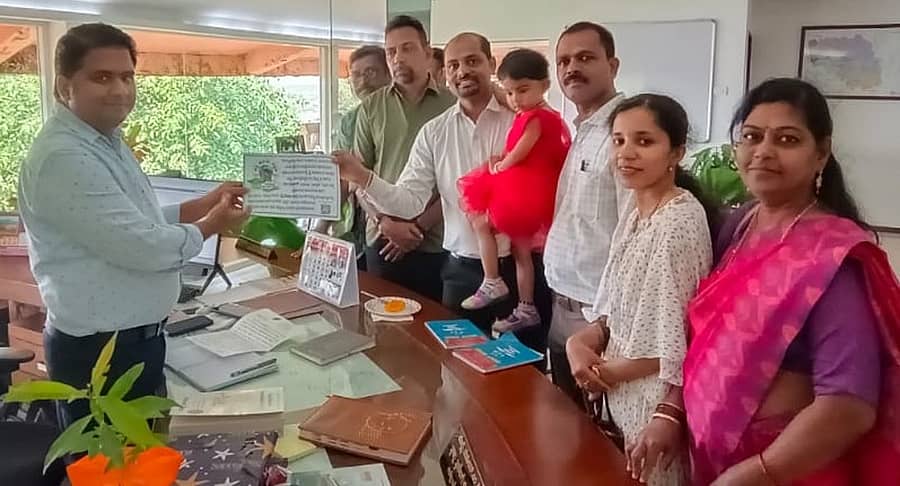 <div class="paragraphs"><p>ಸಹ್ಯಾದ್ರಿ ಸಂಚಯದ ಪ್ರತಿನಿಧಿಗಳು ದಕ್ಷಿಣ ಕನ್ನಡ ಜಿಲ್ಲಾಧಿಕಾರಿ ಮುಲ್ಲೈ ಮುಗಿಲನ್ ಎಂಪಿ. ಅವರಿಗೆ ಸೋಮವಾರ ಗಿಡವನ್ನು ನೀಡಿ, ಜಿಲ್ಲೆಯಲ್ಲಿ ಹಸಿರು ಬೆಳೆಸಲು ಕಾಳಜಿ ವಹಿಸುವ ಕುರಿತ ಕೋರಿಕೆ ಪತ್ರವನ್ನು ಸಲ್ಲಿಸಿದರು</p></div>