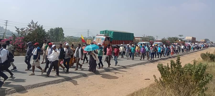 ರಾಷ್ಟ್ರೀಯ ಹೆದ್ದಾರಿಯಲ್ಲಿ ಪಾದಯಾತ್ರೆಯಲ್ಲಿ ಸಾಗಿದ ಅತಿಥಿ ಉಪನ್ಯಾಸಕರು