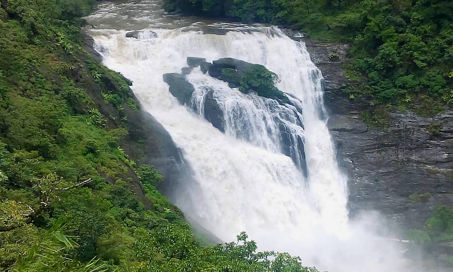 ಸೋಮವಾರಪೇಟೆ ತಾಲ್ಲೂಕಿನ ಮಲ್ಲಳ್ಳಿ ಜಲಪಾತ.