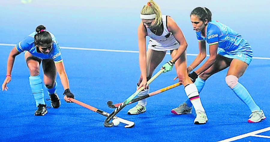 <div class="paragraphs"><p>ಮಹಿಳೆಯರ ಒಲಿಂಪಿಕ್ ಕ್ವಾಲಿಫೈಯರ್ ಸೆಮಿಫೈನಲ್ನಲ್ಲಿ ಭಾರತದ ದೀಪಿಕ್ (ಎಡ) ಮತ್ತು ಸೋನಿಕಾ (ಬಲ) ಅವರು ಚೆಂಡನ್ನು ನಿಯಂತ್ರಣಕ್ಕೆ ಪಡೆಯಲು ಜರ್ಮನಿಯ ಆಟಗಾರ್ತಿಯೊಂದಿಗೆ ಪೈಪೋಟಿ ನಡೆಸಿದರು –ಪಿಟಿಐ ಚಿತ್ರ</p></div>