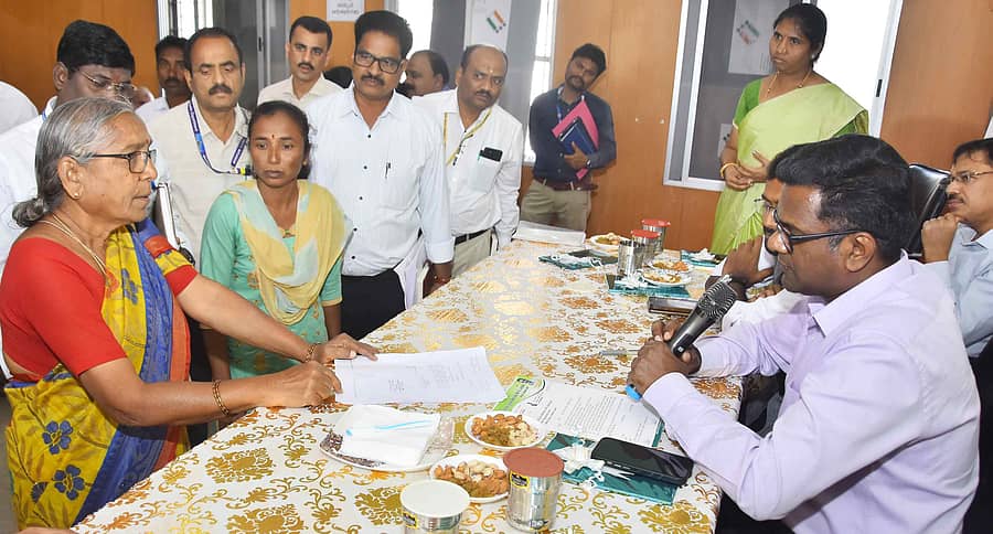 ಶಿಗ್ಗಾವಿ ತಹಶೀಲ್ದಾರ್ ಕಚೇರಿ ಸಭಾಭವನದಲ್ಲಿ ಮಂಗಳವಾರ ನಡೆದ ಜನತಾ ದರ್ಶನ ಕಾರ್ಯಕ್ರಮದಲ್ಲಿ ಜಿಲ್ಲಾಧಿಕಾರಿ ರಘುನಂದನ್ ಮೂರ್ತಿ ಸಾರ್ವಜನಿಕರಿಂದ ಅಹವಾಲು ಸ್ವೀಕರಿಸಿದರು