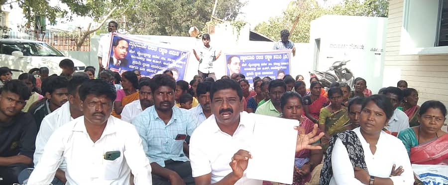 ತಾಲ್ಲೂಕಿನ ಎಚ್.ಬೈಯಪ್ಪನಹಳ್ಳಿ ಗ್ರಾಮದ ಬಳಿ ಅಂಬೇಡ್ಕರ್ ಚಿತ್ರವನ್ನು ಧ್ವಂಸ ಮಾಡಿದವರ ವಿರುದ್ದ ಕ್ರಮಕ್ಕಾಗಿ ಕಾಂಗ್ರೆಸ್ ಎಸ್ಸಿ.ಸೆಲ್ ನಗರ ಘಟಕದ ಅಧ್ಯಕ್ಷ ಕಾರ್ಗಿಲ್ ವೆಂಕಟೇಶ್ ಶುಕ್ರವಾರ ತಾಲ್ಲೂಕು ಕಚೇರಿಯ ಮುಂದೆ ಪ್ರತಿಭಟಿಸಿದ್ದ ಚಿತ್ರ.