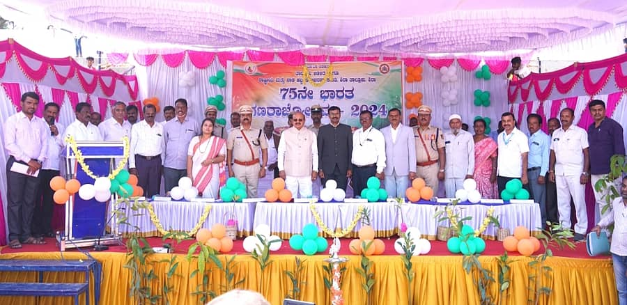 ಶಿರಾದಲ್ಲಿ ಶುಕ್ರವಾರ ನಡೆದ ಗಣರಾಜ್ಯೋತ್ಸವ ಸಮಾರಂಭದಲ್ಲಿ ಶಾಸಕ ಟಿ.ಬಿ.ಜಯಚಂದ್ರ, ಹೆಚ್ಚುವರಿ ಎಸ್ಪಿ ವಿ.ಮರಿಯಪ್ಪ, ತಹಶೀಲ್ದಾರ್ ಡಾ.ದತ್ತಾತ್ರೇಯ ಜೆ.ಗಾಧಾ ಭಾಗವಹಿಸಿದ್ದರು