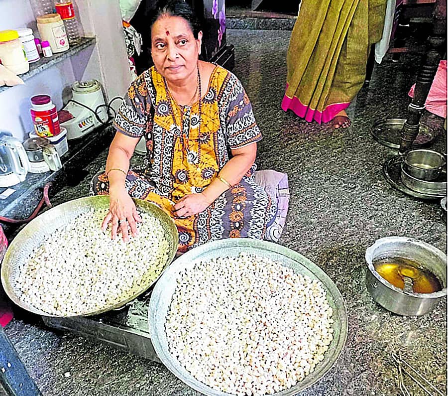 <div class="paragraphs"><p>ಕುಮಟಾ ಪಟ್ಟಣದ ಗೃಹಿಣಿ ಜ್ಯೋತಿ ಹೆಗಡೆ ಅವರು ಮನೆಯಲ್ಲಿ ಸಂಕ್ರಾಂತಿ ಕಾಳು ತಯಾರಿಸುವುದು.</p></div>