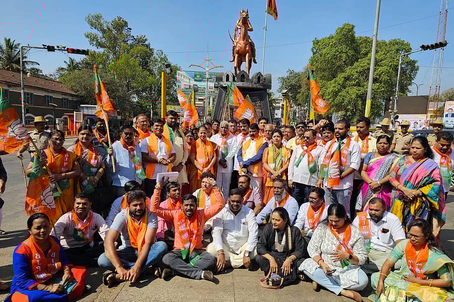 ಬೆಳಗಾವಿ ರಾಣಿ ಚನ್ನಮ್ಮನ ವೃತ್ತದಲ್ಲಿ ಬಿಜೆಪಿ ನಾಯಕರು ಮತ್ತು ಕಾರ್ಯಕರ್ತರು ಸೋಮವಾರ ಪ್ರತಿಭಟನೆ ನಡೆಸಿದರು