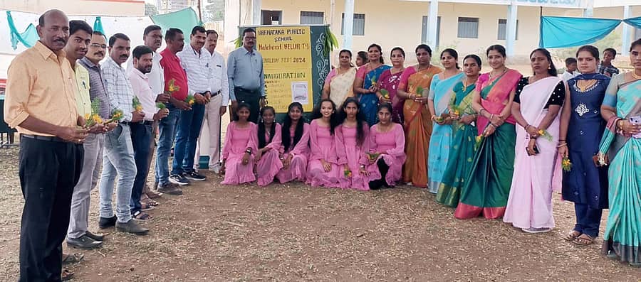 ಹಳೇಬೀಡಿನ ಕರ್ನಾಟಕ ಪಬ್ಲಿಕ್ ಶಾಲೆಯ ಪ್ರೌಢಶಾಲಾ ವಿಭಾಗದಲ್ಲಿ ಈಚೆಗೆ ನಡೆದ ಇಂಗ್ಲಿಷ್ ಫೆಸ್ಟ್ನಲ್ಲಿ ಭಾಗವಹಿಸಿದ್ದ ಶಿಕ್ಷಕರು ಹಾಗೂ ವಿದ್ಯಾರ್ಥಿಗಳು.