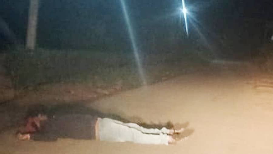 ಮೂಡಿಗೆರೆ ತಾಲ್ಲೂಕಿನ ಹಳಸೆ ಗ್ರಾಮದ ತಿರುವಿನಲ್ಲಿ ಬುಧವಾರ ಮಧ್ಯರಾತ್ರಿ ವ್ಯಕ್ತಿಯೊಬ್ಬ ಕುಡಿದ ಮತ್ತಿನಲ್ಲಿ ನಡುರಸ್ತೆಯಲ್ಲಿ ಮಲಗಿರುವುದು