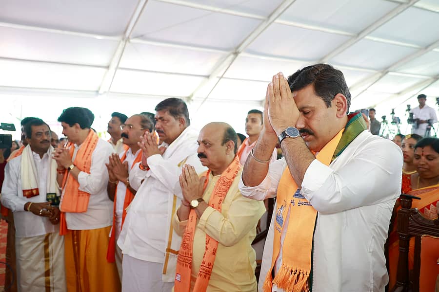 ನಗರದ ಮಹಾಲಕ್ಷ್ಮೀ ಲೇಔಟ್‍ನ ರಾಣಿ ಅಬ್ಬಕ್ಕ ಮೈದಾನದಲ್ಲಿ ಅಯೋಧ್ಯೆ ಶ್ರೀರಾಮ ಪ್ರಾಣ ಪ್ರತಿಷ್ಟಾಪನಾ ಪ್ರಯುಕ್ತ ನಡೆದ “ಶ್ರೀರಾಮತಾರಕ ಮಹಾಯಾಗ-ಕಲಶಾಭಿಷೇಕ” ಕಾರ್ಯಕ್ರಮದಲ್ಲಿ ಬಿಜೆಪಿ ನಾಯಕರುಗಳು ಪಾಲ್ಗೊಂಡಿದ್ದರು