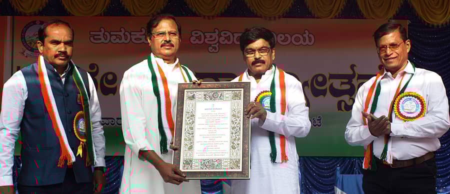 <div class="paragraphs"><p>ತುಮಕೂರು ವಿಶ್ವವಿದ್ಯಾಲಯದಲ್ಲಿ ಗುರುವಾರ ಆಯೋಜಿಸಿದ್ದ ಗಣರಾಜ್ಯೋತ್ಸವ ಕಾರ್ಯಕ್ರಮದಲ್ಲಿ ವಿಧಾನ ಪರಿಷತ್ತಿನ ಮಾಜಿ ಸಭಾಪತಿ ವಿ.ಆರ್.ಸುದರ್ಶನ್ ಅವರಿಗೆ ಕುಲಪತಿ ಪ್ರೊ.ಎಂ.ವೆಂಕಟೇಶ್ವರಲು ಅವರು ಸಂವಿಧಾನದ ಪ್ರಸ್ತಾವನೆಯ ಚಿತ್ರವಿರುವ ಸ್ಮರಣಿಕೆಯನ್ನು ನೀಡಿದರು. </p></div>