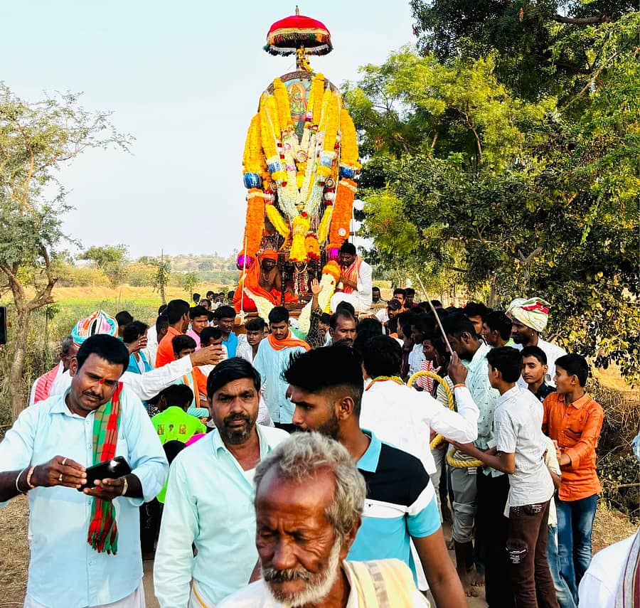 ಕ‌ನಕಗಿರಿ ಸಮೀಪದ ಕರಡಿಗುಡ್ಡದ ಗ್ರಾಮದಲ್ಲಿ‌ ಶುಕ್ರವಾರ ಕರಡಿ ಗುಡ್ಡದ ಹನುಮಪ್ಪನ ರಥೋತ್ಸವ ನಡೆಯಿತು