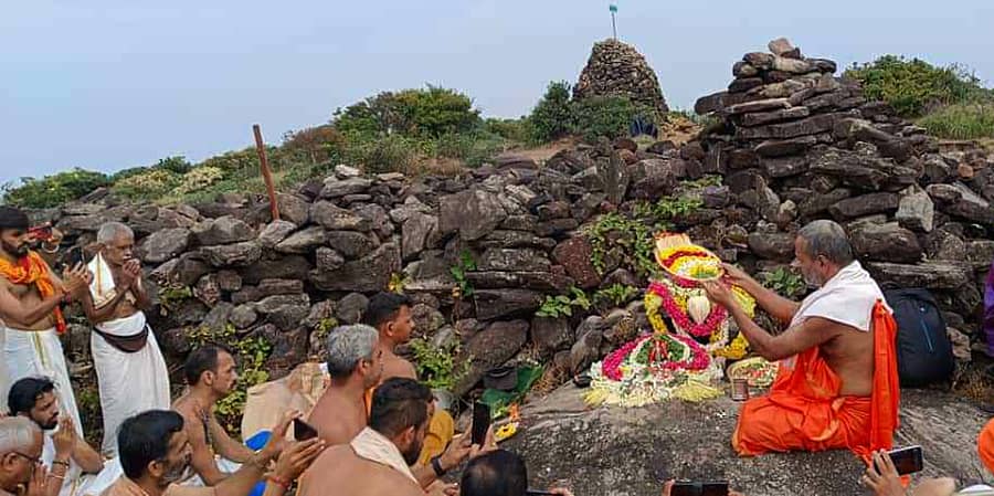ಕುಮಾರ ಪರ್ವತದಲ್ಲಿರುವ ಕುಮಾರಪಾದಕ್ಕೆ ಕುಕ್ಕೆ ದೇವಳದ ಪ್ರಧಾನ ಅರ್ಚಕ ಸೀತಾರಾಮ ಯಡಪಡಿತ್ತಾಯ ಅವರು ಪೂಜೆ ನೆರವೇರಿಸಿದರು