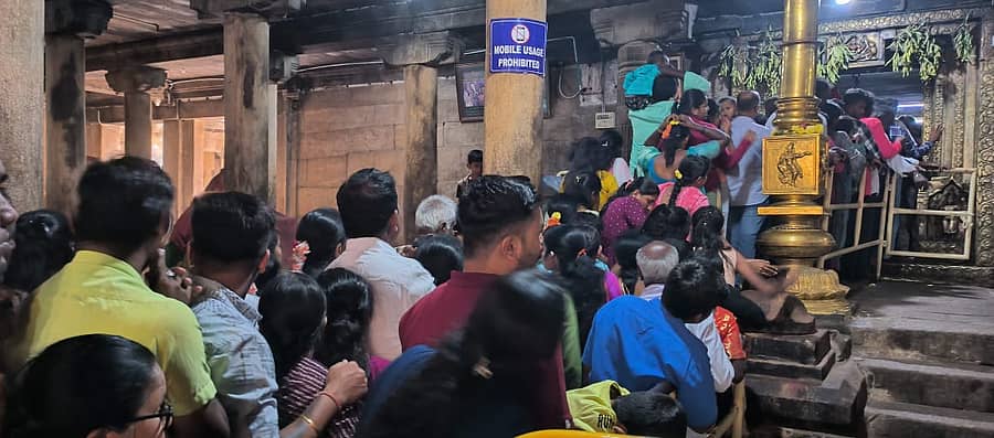 ಮೇಲುಕೋಟೆ ಚೆಲುವ ನಾರಾಯಣ ಸ್ವಾಮಿ ದೇವಾಲಯದಲ್ಲಿ ಕಂಡುಬಂದ ಭಕ್ತರ ಸರತಿಸಾಲು