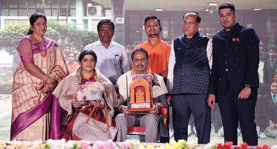 ತುರುವೇಕೆರೆಯ ಪ್ರಿಯಾ ಆಂಗ್ಲ ಪ್ರೌಢಶಾಲೆಯಲ್ಲಿ ನಡೆದ ಕಾರ್ಯಕ್ರಮದಲ್ಲಿ ಇಸ್ರೊ ವಿಜ್ಞಾನಿ ಟಿ.ಸುಬ್ರಮಣ್ಯಂ ಗಣೇಶ್ ದಂಪತಿಯನ್ನು ಸತ್ಕರಿಸಲಾಯಿತು. 