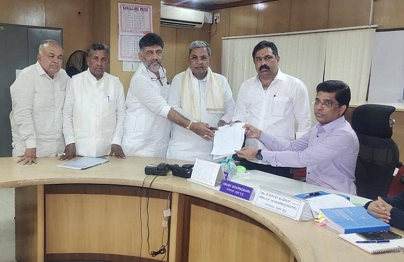 ಬೆಂಗಳೂರು ಶಿಕ್ಷಕರ ಕ್ಷೇತ್ರದ ಕಾಂಗ್ರೆಸ್ ಅಭ್ಯರ್ಥಿ ಪುಟ್ಟಣ್ಣ ಅವರು ಸಹಾಯಕ ಚುನಾವಣಾಧಿಕಾರಿ ಹರೀಶ್ ಕುಮಾರ್ ಅವರಿಗೆ ಮಂಗಳವಾರ ನಾಮಪತ್ರ ಸಲ್ಲಿಸಿದರು. ಮುಖ್ಯಮಂತ್ರಿ ಸಿದ್ದರಾಮಯ್ಯ, ಉಪ ಮುಖ್ಯಮಂತ್ರಿ ಡಿ.ಕೆ. ಶಿವಕುಮಾರ್, ಸಚಿವರಾದ ರಾಮಲಿಂಗಾರೆಡ್ಡಿ, ಕೆ.ಎಚ್. ಮುನಿಯಪ್ಪ ಜೊತೆಗೆ ಇದ್ದರು.