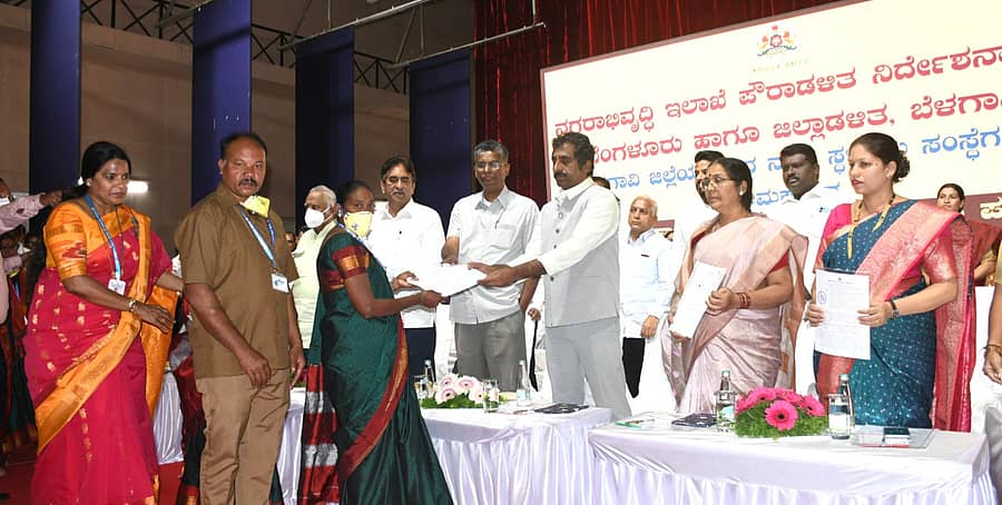 <div class="paragraphs"><p>ಬೆಳಗಾವಿಯಲ್ಲಿ ಮಂಗಳವಾರ ಸಚಿವರಾದ ಸತೀಶ ಜಾರಕಿಹೊಳಿ ಹಾಗೂ ರಹೀಂಖಾನ್ ಅವರು ಪೌರಕಾರ್ಮಿಕರಿಗೆ ಕಾಯಮಾತಿ ಆದೇಶಪತ್ರ ನೀಡಿದರು–ಪ್ರಜಾವಾಣಿ ಚಿ</p></div>