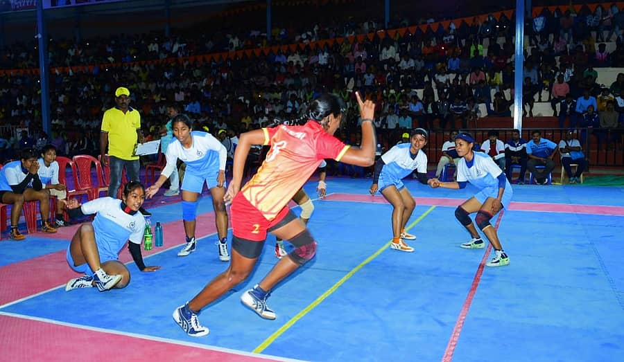 ನಾಗಮಂಗಲ ತಾಲ್ಲೂಕಿನ ಆದಿಚುಂಚನಗಿರಿ ಬಿಜಿಎಸ್ ಕ್ರೀಡಾಂಗಣದಲ್ಲಿ ಶುಕ್ರವಾರ ನಡೆದ ಕರ್ನಾಟಕ– ಪಶ್ಚಿಮ ಬಂಗಾಳದ ಕಬಡ್ಡಿ ಪಂದ್ಯ