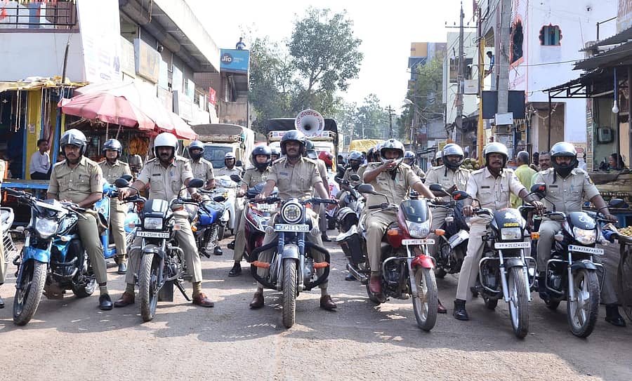 ನವಲಗುಂದದಲ್ಲಿ ಪೊಲೀಸ್ ಇಲಾಖೆಯಿಂದ ನಗರದ ಪ್ರಮುಖ ಬೀದಿಗಳಲ್ಲಿ ಭಾನುವಾರ ರಸ್ತೆ ಸುರಕ್ಷತಾ ಜಾಥಾ ನಡೆಸಲಾಯಿತು